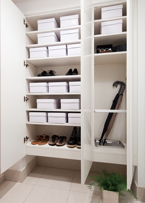 Receipt.  [Footwear input (some dwelling unit)] Set up a toll-type footwear input that can be accommodated in the full-to-ceiling in the foyer. Household goods of entrance around, such as umbrella also clean storage, Clean directing the entrance.