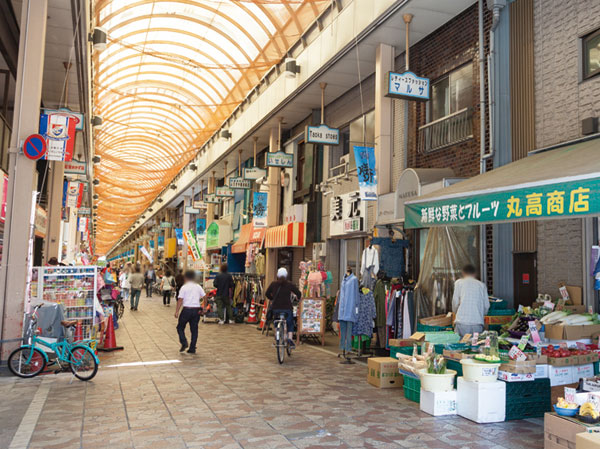 Surrounding environment.  [Yokohama Bridge trade shops District (1-minute walk ・ About 70m)] In the arcade of the total length of about 350m, Colorful shops about 130 stores also from fresh produce to grocery is Zurari. Korean Foods and local China ・ Also popular takeout of Taiwan side dish.