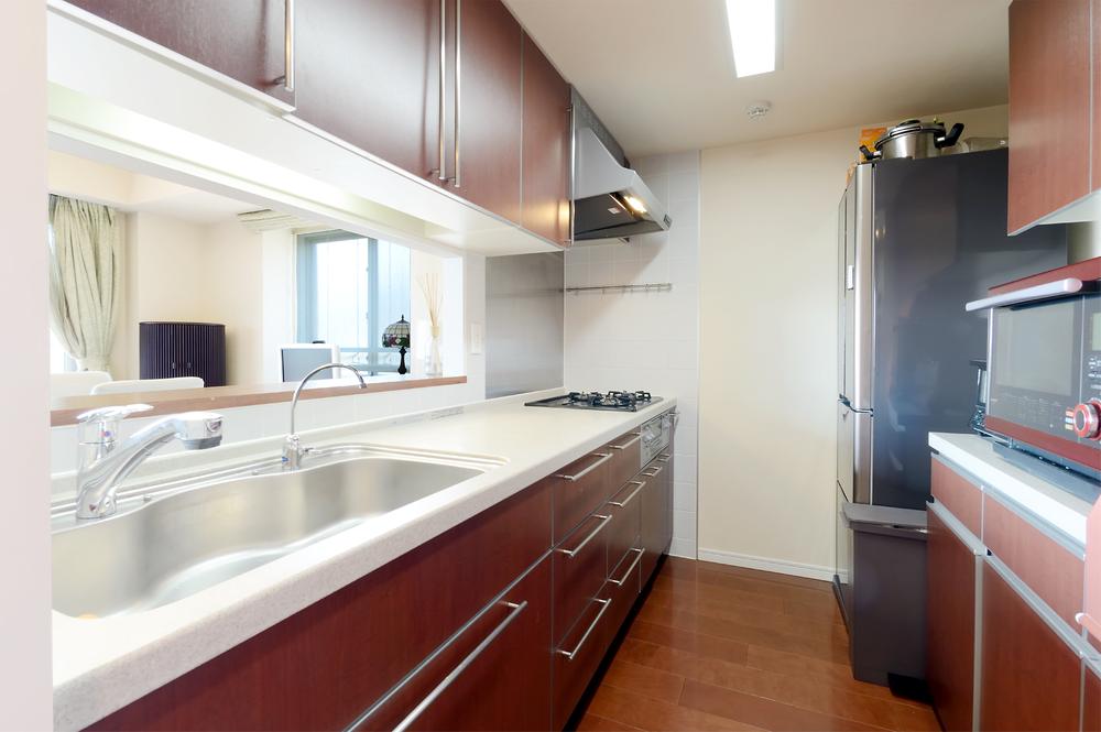 Kitchen. ◇ Easy to clean glass-top stove