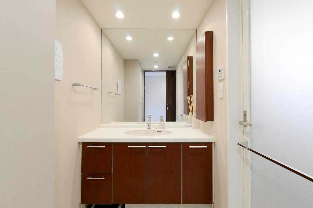 Wash basin, toilet. Plenty of storage