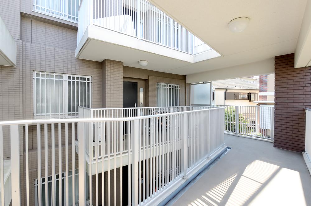 Entrance. Approach to the door with independence