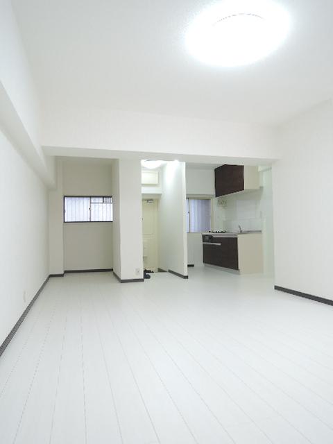 Living. Floor plan can be changed to 1LDK