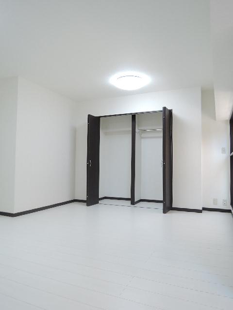 Living. Closet there