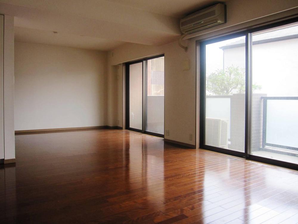 Living. To the south-southeast direction of the living room, It contains the bright sunlight.