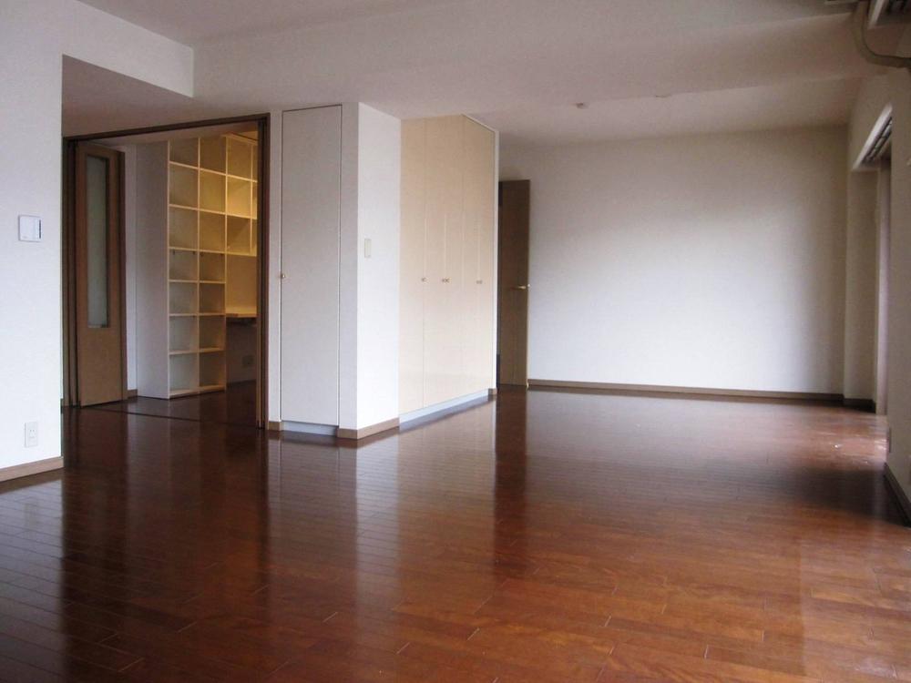 Living. LDK is, Spacious about 24.1 Pledge. Since a part of with floor heating, Cold season feet warmth.