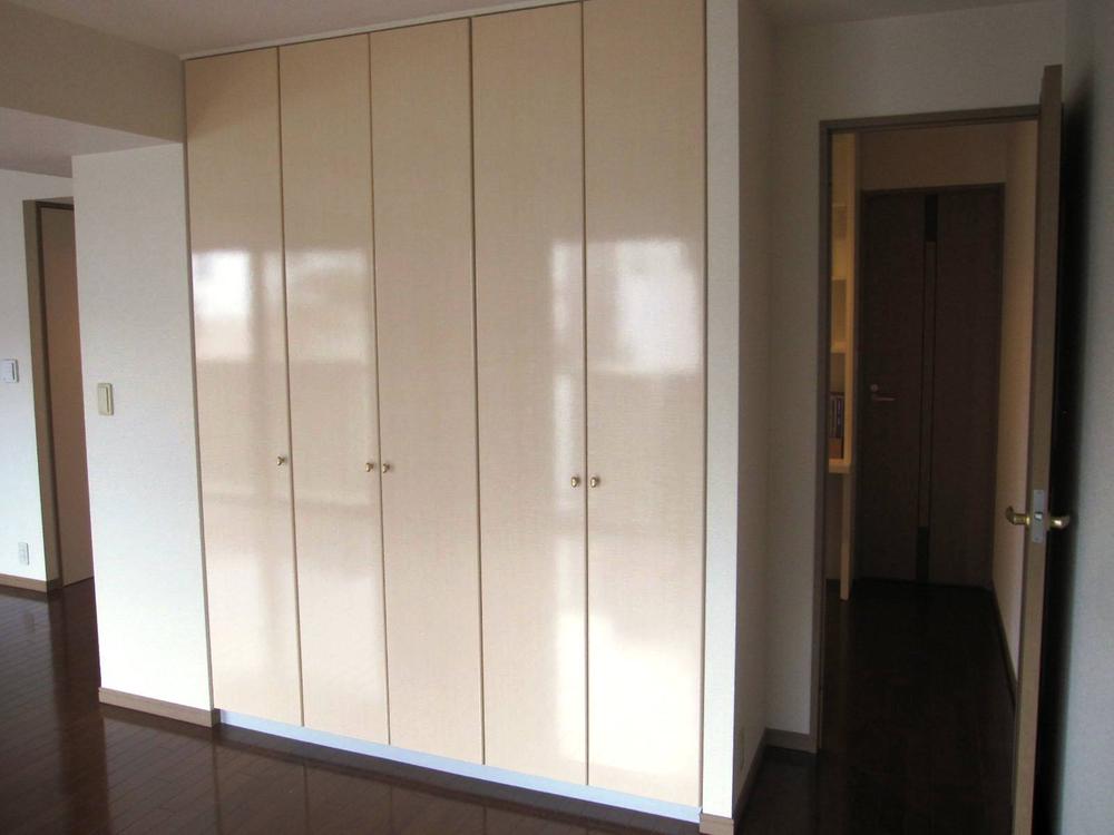 Living. Convenient closet in the living room ・ There is a storage compartment.
