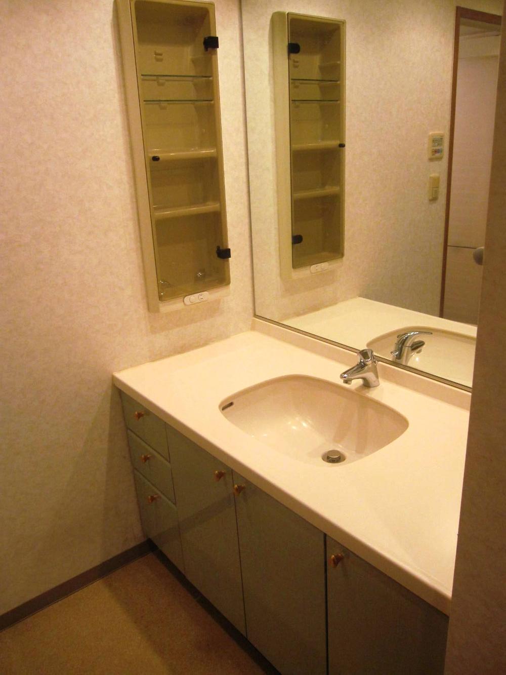 Wash basin, toilet. Vanity with a large mirror. There are also housed in the side.
