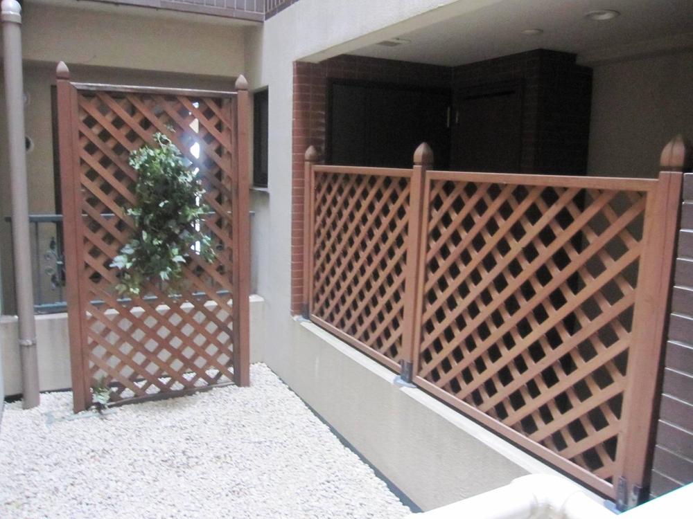 Other common areas. Next to the entrance porch is has become an empty space, Because there is a distance to Western-style window (photo left), Privacy is maintained.