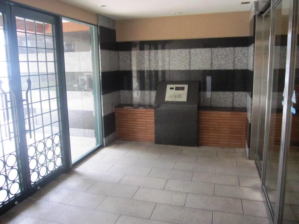 Entrance. Auto-lock system with entrance of the peace of mind TV monitor.