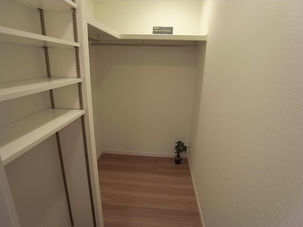 Receipt. Popular walk-in closet! Indoor (11 May 2013) Shooting