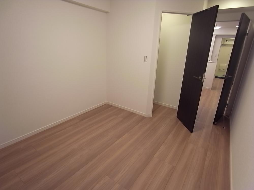 Non-living room. It comes with the popular walk-in closet in 6 Pledge of Western-style.