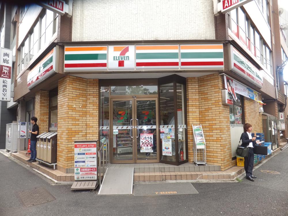 Convenience store. 30m to Seven-Eleven