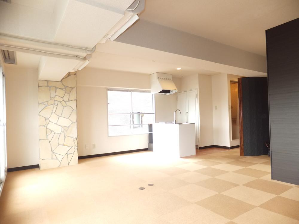 Living. top floor Spacious is a studio of about 18 quires.