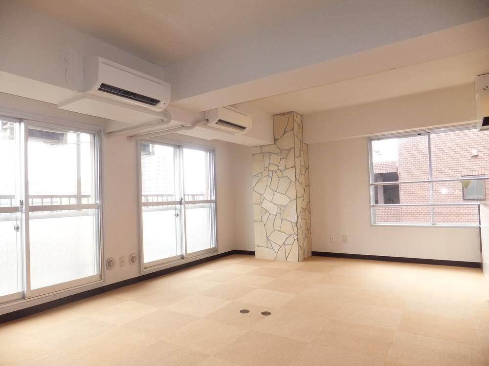 Living. Many since the corner room window surface, ventilation ・ Daylighting good