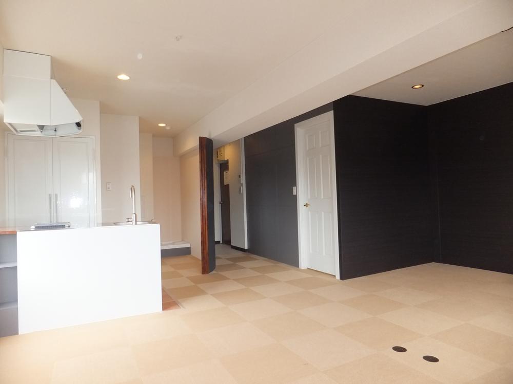 Living. The right hand of the white door is the entrance of the closet, The back of the kitchen has become the washing machine Storage