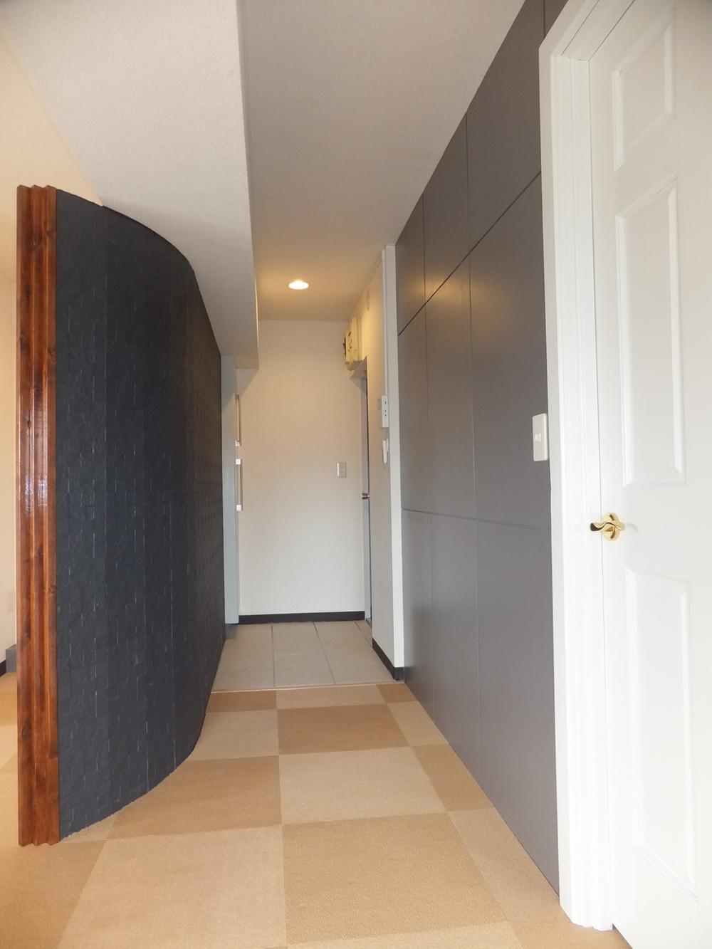 Other introspection. Approach from the entrance to the living room. Since the wall is in the curve, The room will is felt widely.