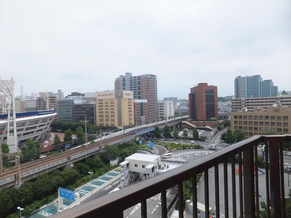 View photos from the dwelling unit. Shoot the southeast side of the balcony. There is no large building in front at the top floor, Good view.