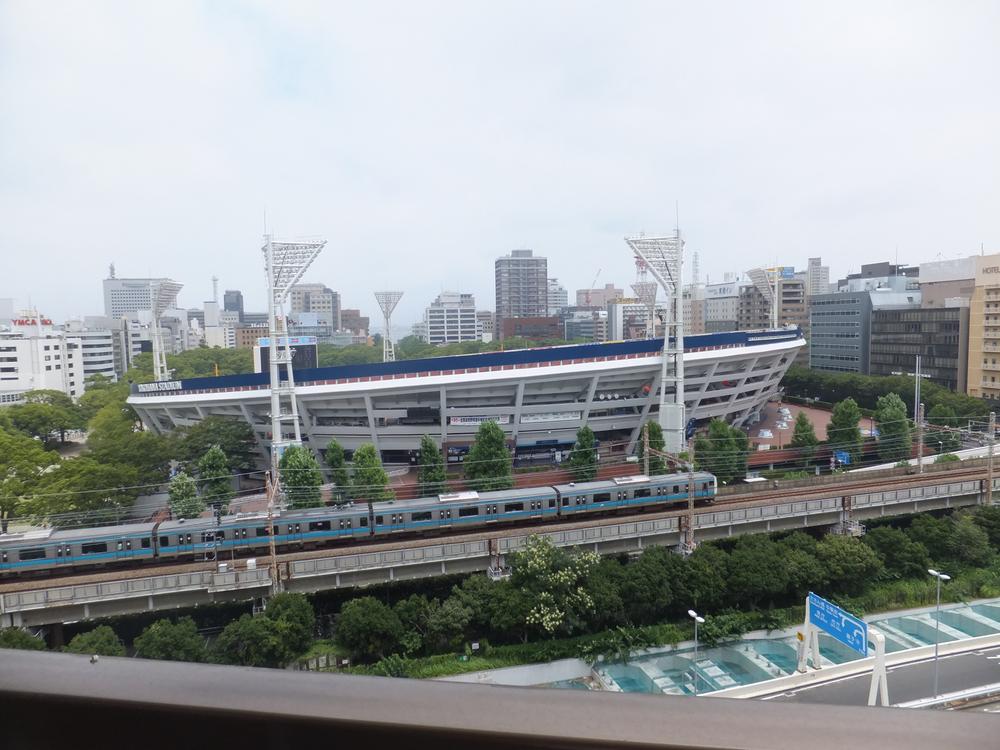 View photos from the dwelling unit. On the balcony front, Yokohama Stadium looks.
