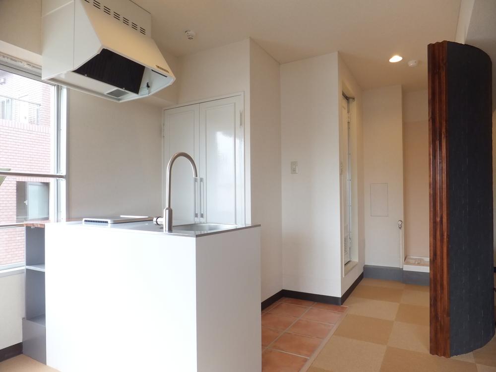 Kitchen. Western-style than shooting the kitchen.