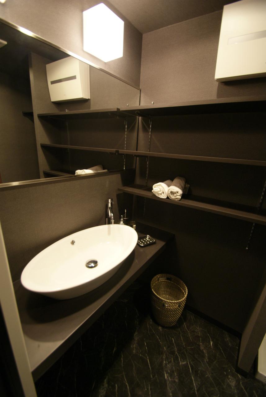 Wash basin, toilet. Indoor (11 May 2013) Shooting