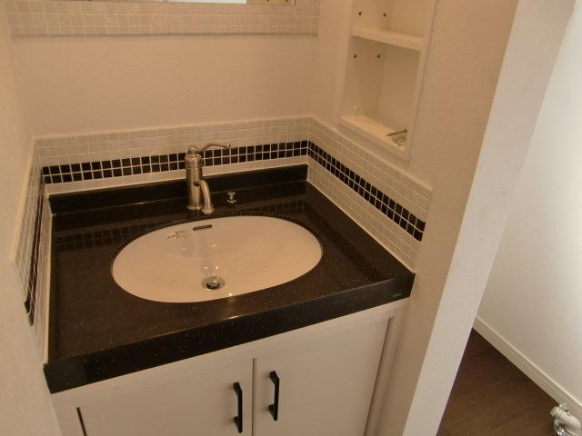 Wash basin, toilet. Room (August 2013) Shooting