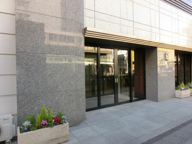 Entrance. Common areas