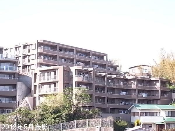 Local appearance photo. It is a mansion nestled in a quiet residential area.