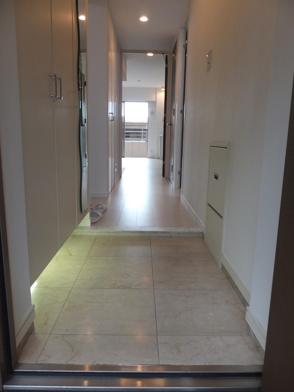 Entrance. Stylish tiled.