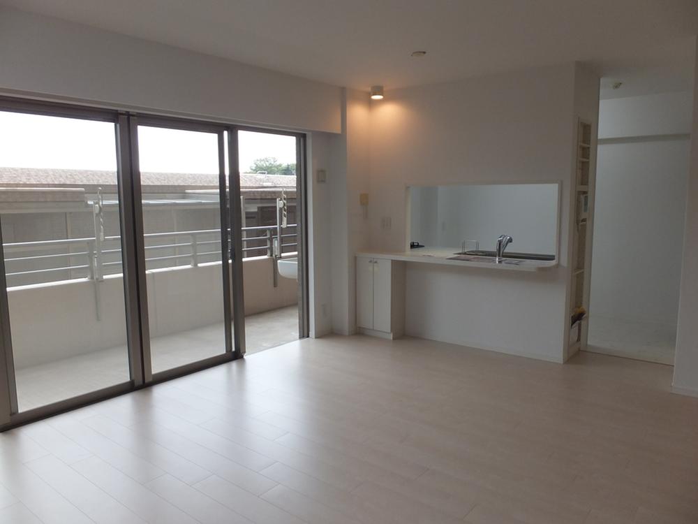 Living. The spacious living room contains a floor heating.