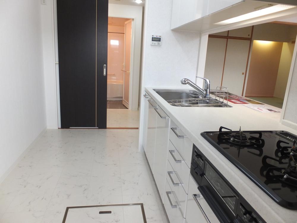 Kitchen. First floor of benefits "under the floor storage" is there.