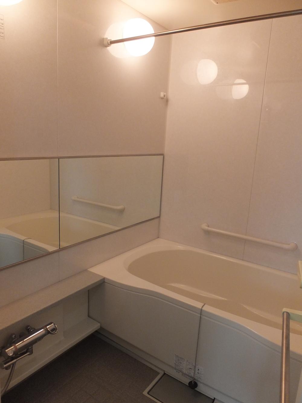 Bathroom. Spacious bath bathroom dry ・ With heating.