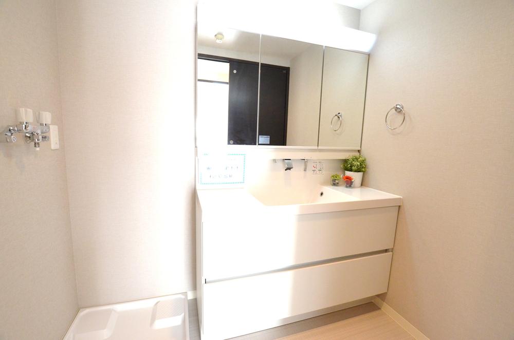 Wash basin, toilet. Indoor (11 May 2013) Shooting