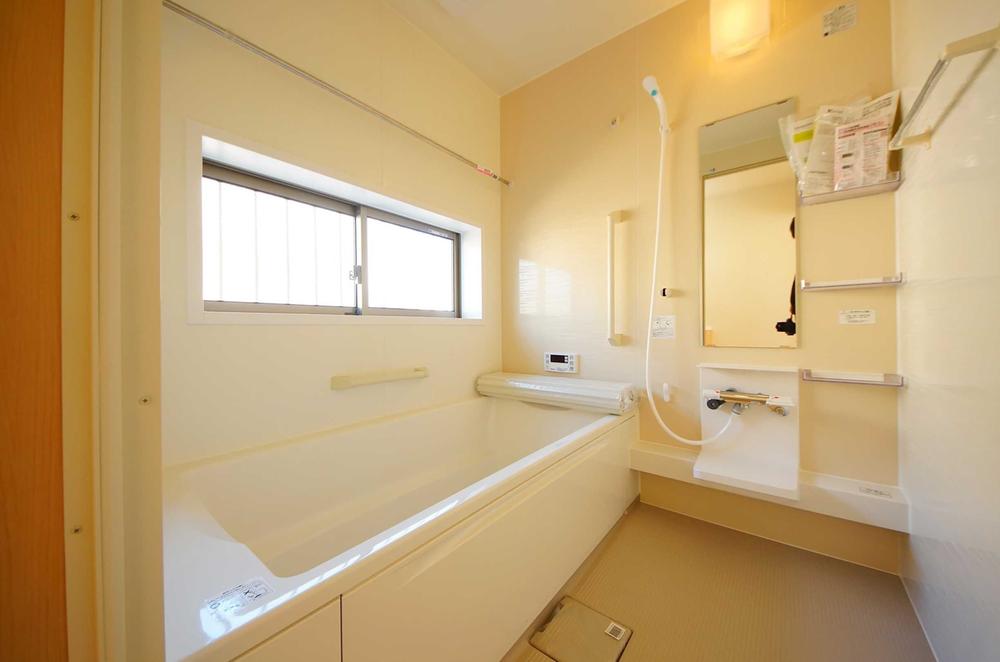 Bathroom. Indoor (11 May 2013) Shooting, This is a system bus of 1 square meters size with a window.