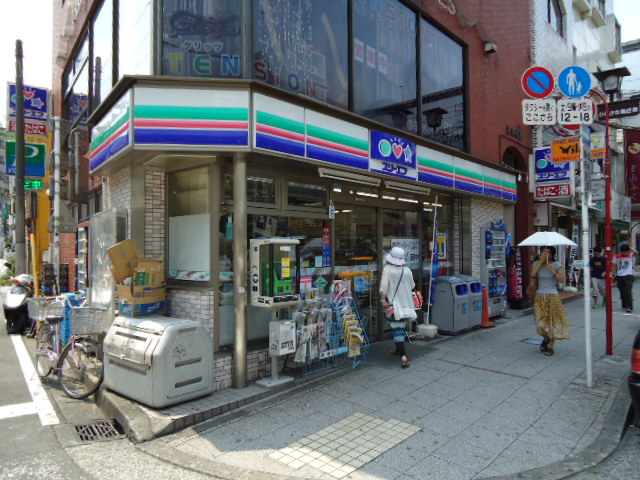 Convenience store. Three F, Naka-ku, Ishikawa-cho, store up to (convenience store) 385m
