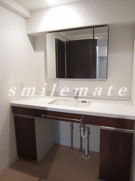 Washroom. Wash basin with a stylish three-sided mirror ☆ There is space put also chair under ☆