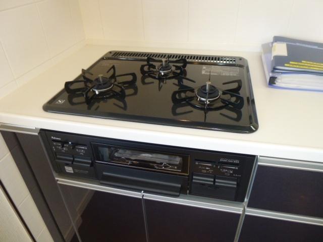 Kitchen. 3-neck gas stove
