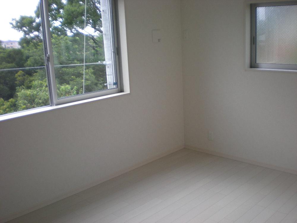 Non-living room. Green will be seen from Western-style