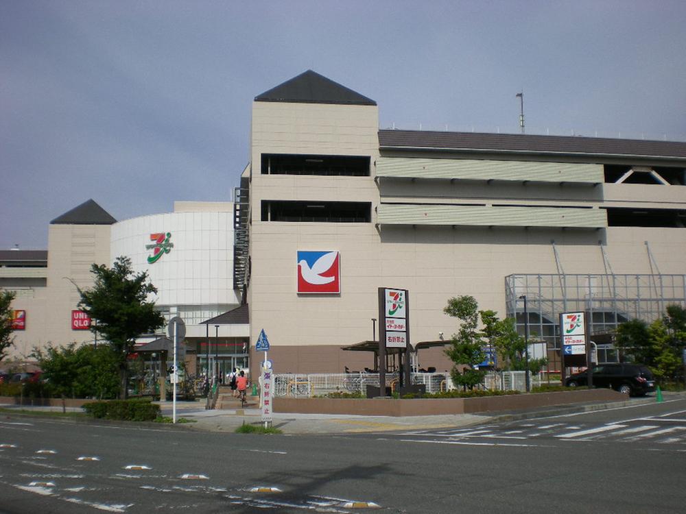 Shopping centre. 1151m to UNIQLO Ito-Yokado Honmoku shop