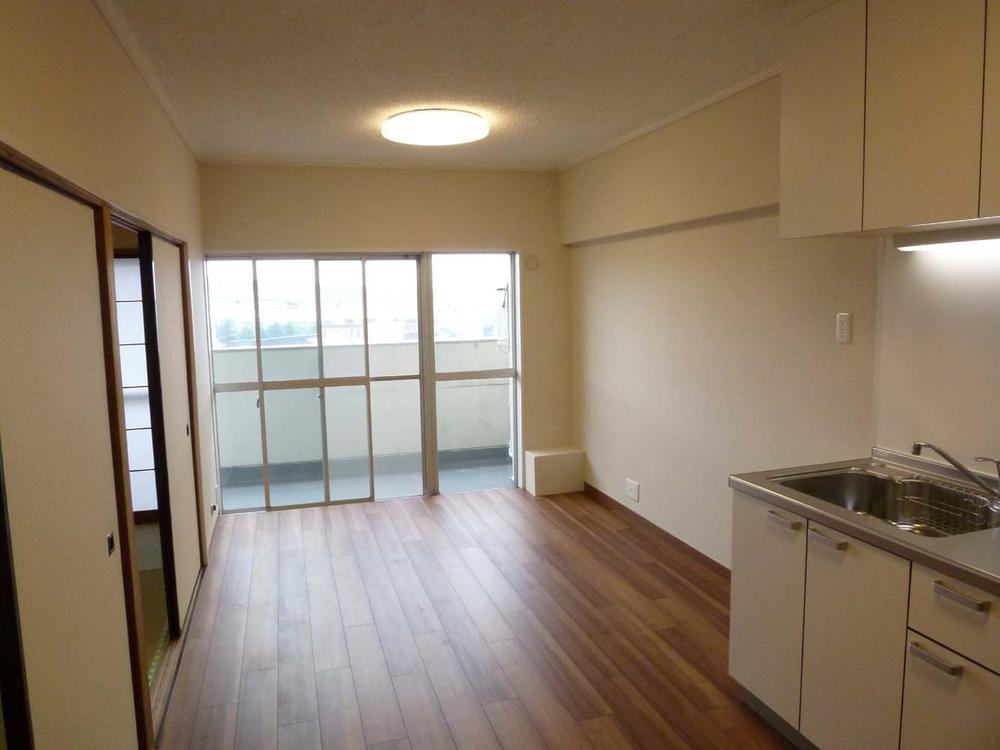 Non-living room. dining kitchen