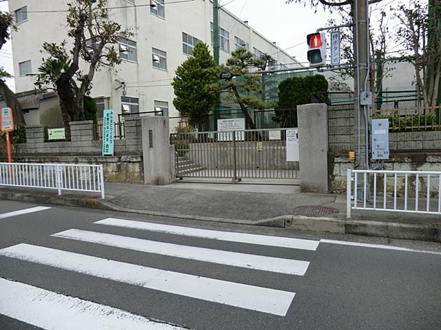 Primary school. 240m to Yokohama Municipal solitary pine tree elementary school