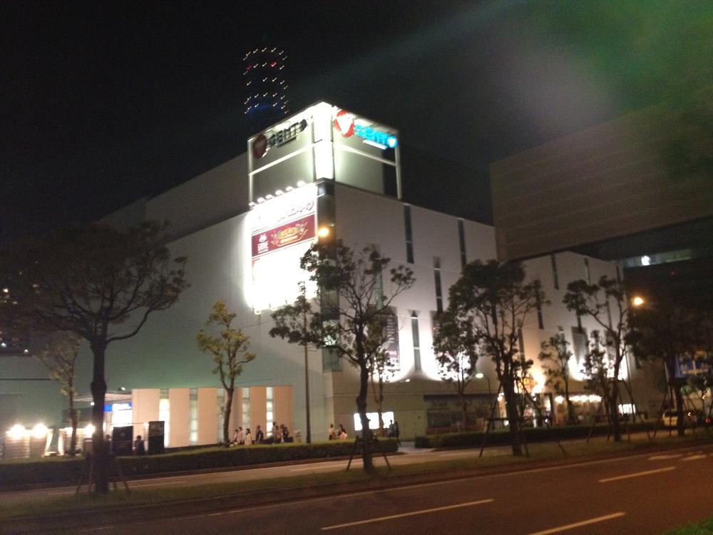 Shopping centre. GENTO It was the beginning and the 769m movie theater until YOKOHAMA, There is a commercial facility