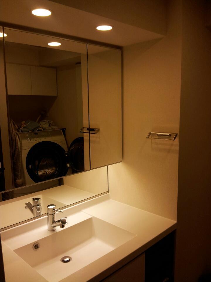 Wash basin, toilet. Indoor (10 May 2013) Shooting