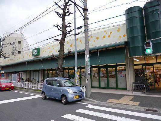 Supermarket. 260m to Fuji (super)