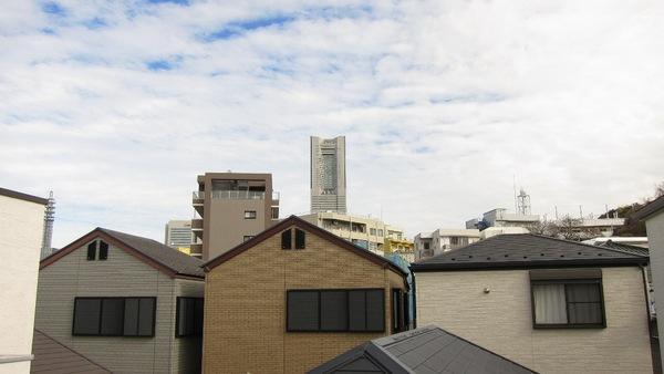 Other. Landmark Tower is seen from the site (October 2013) shooting the third floor balcony. In the summer, Minato Mirai of fireworks you can see.