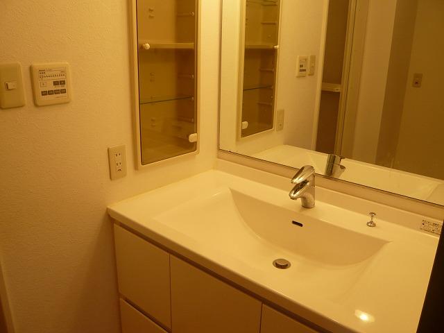 Wash basin, toilet. Indoor (12 May 2013) Shooting