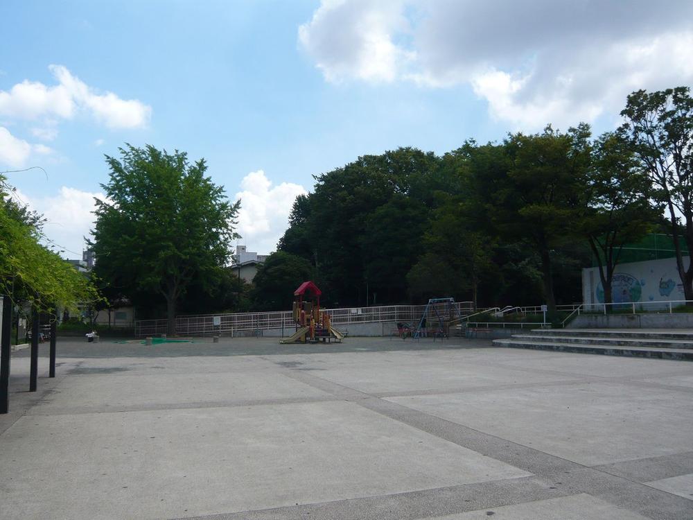 park. 1400m to Tobe park