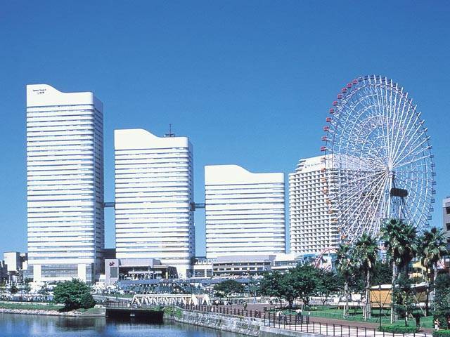 Dorakkusutoa. Tomod's Queen's Square Yokohama 470m to (drugstore)