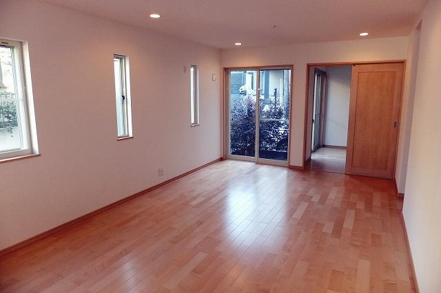 Living. Shades of oak tone, LDK is (about 16 tatami mats). 2013 December 5 shooting