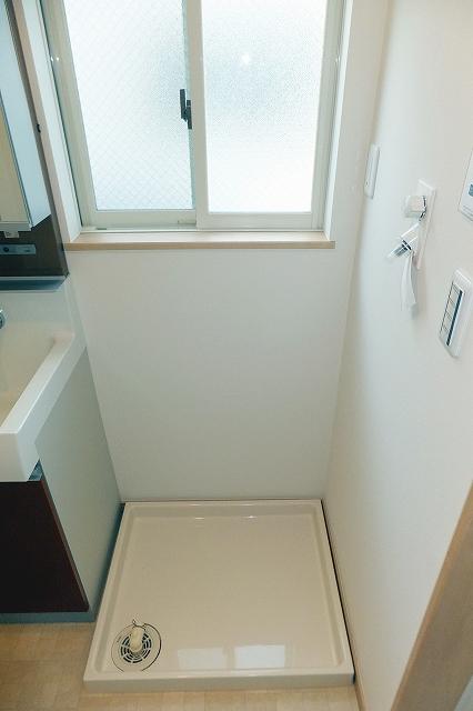 Other introspection. Is the washing machine area of the bathroom adjacent. (2013 December 5 shooting)