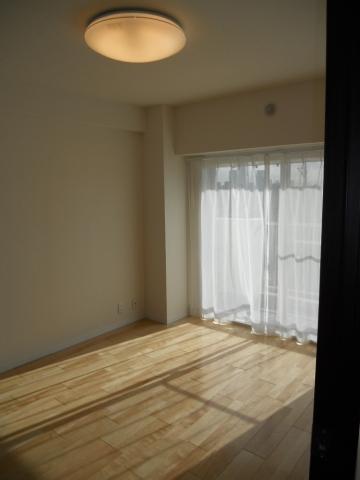 Non-living room. 6.3 Pledge Western-style open onto the balcony